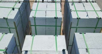 唐山 芝麻白花岗岩5公分地铺石 花岗岩厂家工厂装车日常