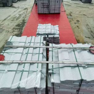 唐山 芝麻白仿形加直形路沿石出货日常