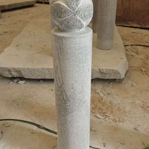 唐山 芝麻白花岗岩石材挡车石柱、停车柱、圆柱挡车柱、方柱挡车柱等