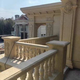 唐山 黄金麻别墅外墙干挂雕花配合阳台栏杆花瓶柱