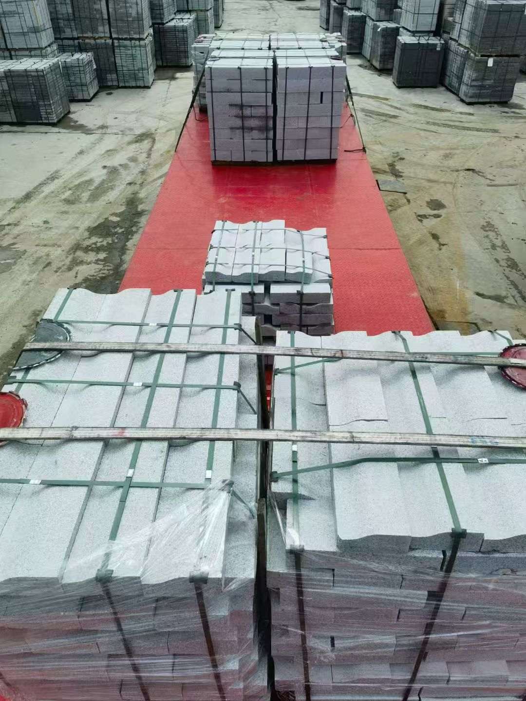 唐山 芝麻白仿形加直形路沿石出货日常