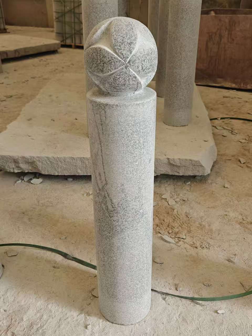 唐山 芝麻白花岗岩石材挡车石柱、停车柱、圆柱挡车柱、方柱挡车柱等