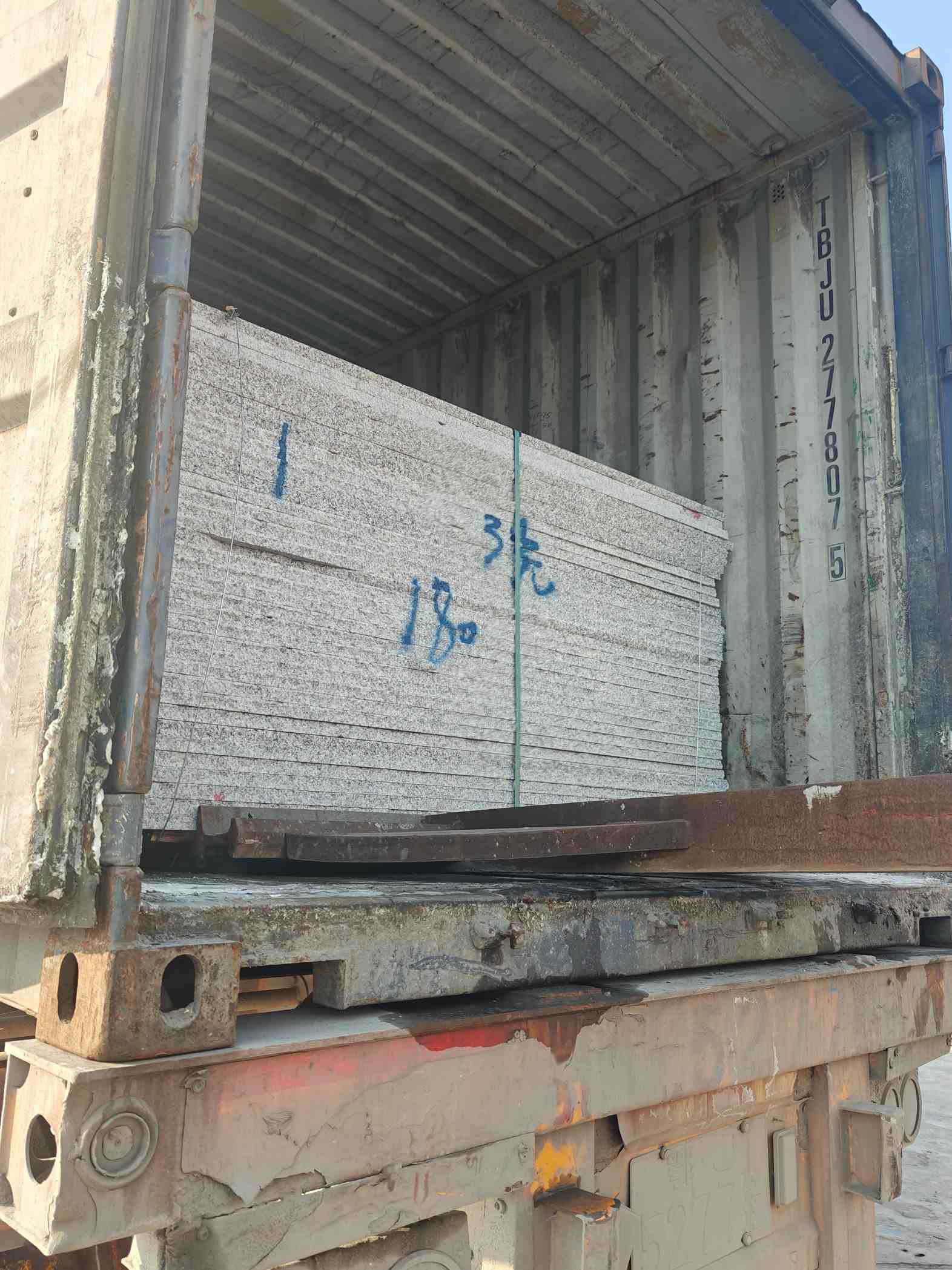 唐山 芝麻白花岗岩石材3.0公分光面毛板装柜出货