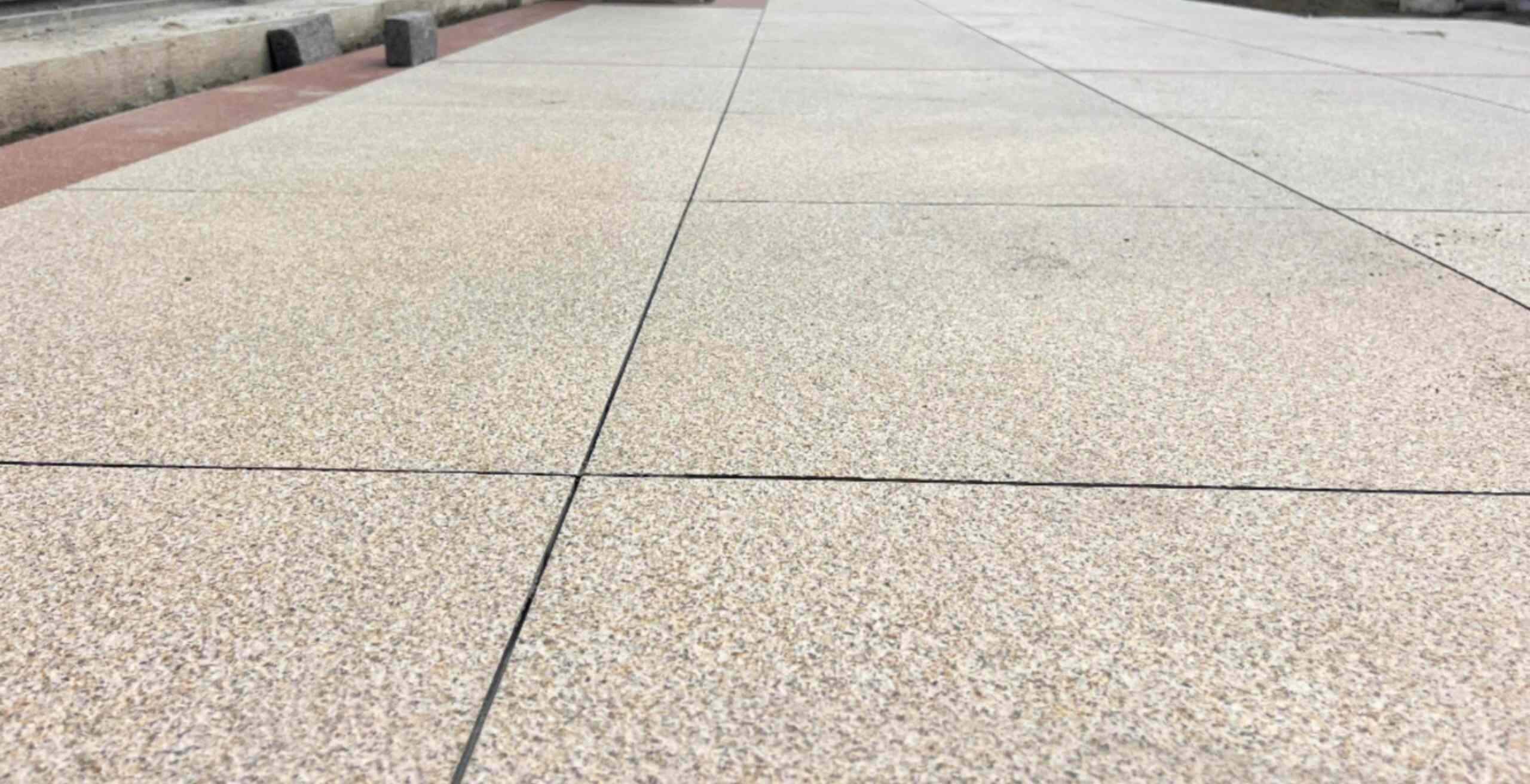 唐山 黄金麻花岗岩石板材荔枝面地面铺装效果