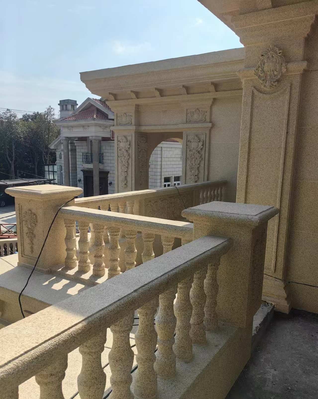 唐山 黄金麻别墅外墙干挂雕花配合阳台栏杆花瓶柱