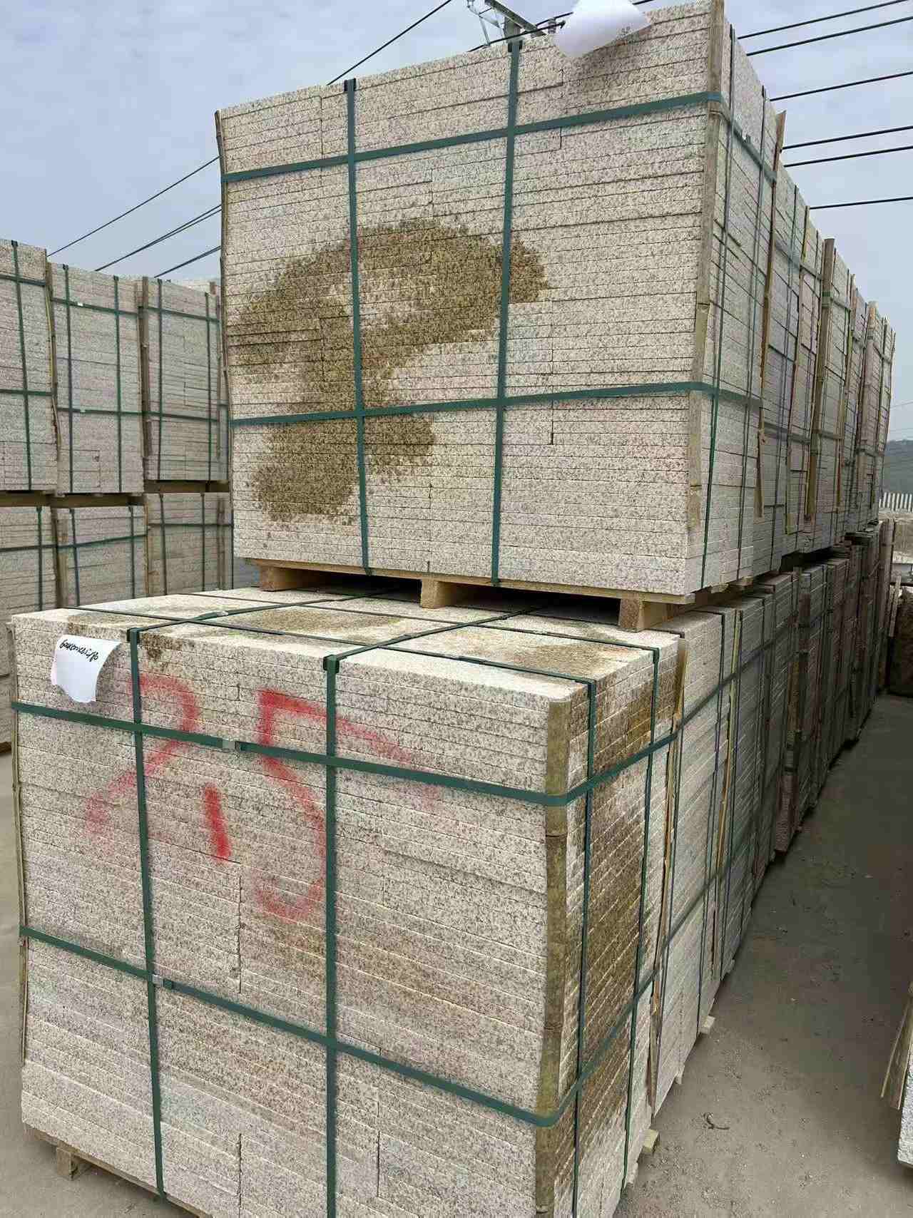 唐山 黄金麻花岗岩石材荔枝面地铺石2.5*300*600