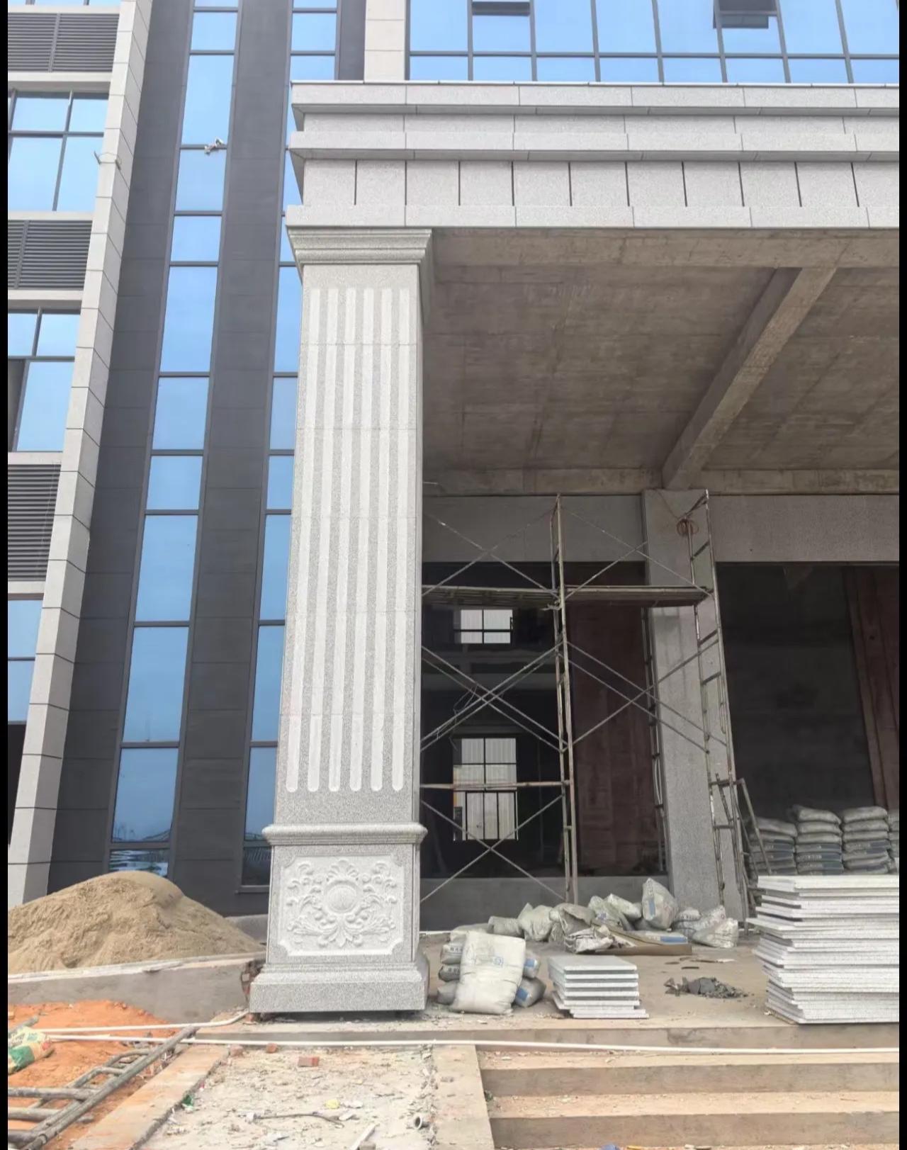 唐山 芝麻白光面花岗岩门楼大柱（罗马柱）配雕花底座