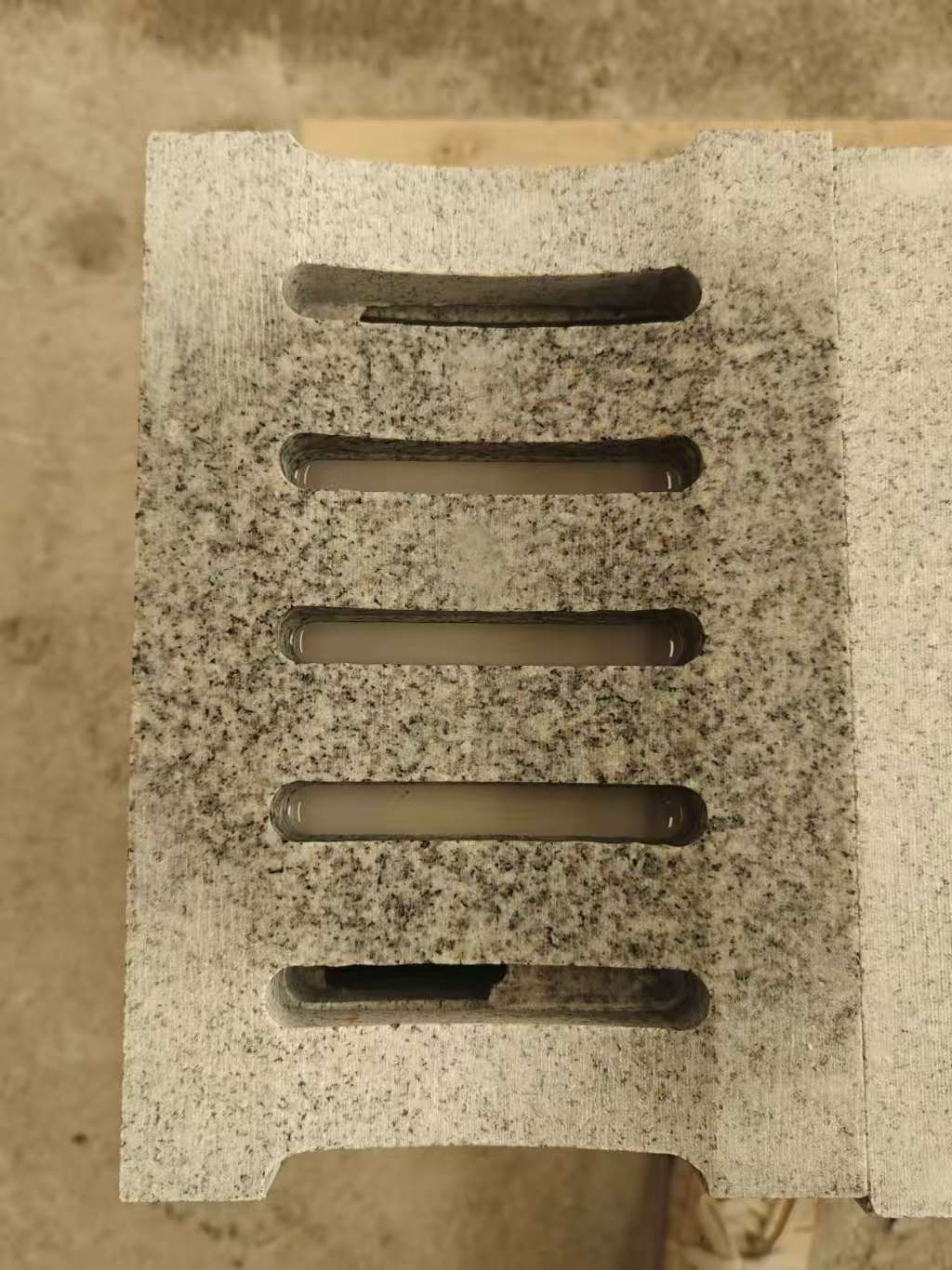 唐山 芝麻白拉丝面花岗岩U型开槽排水槽