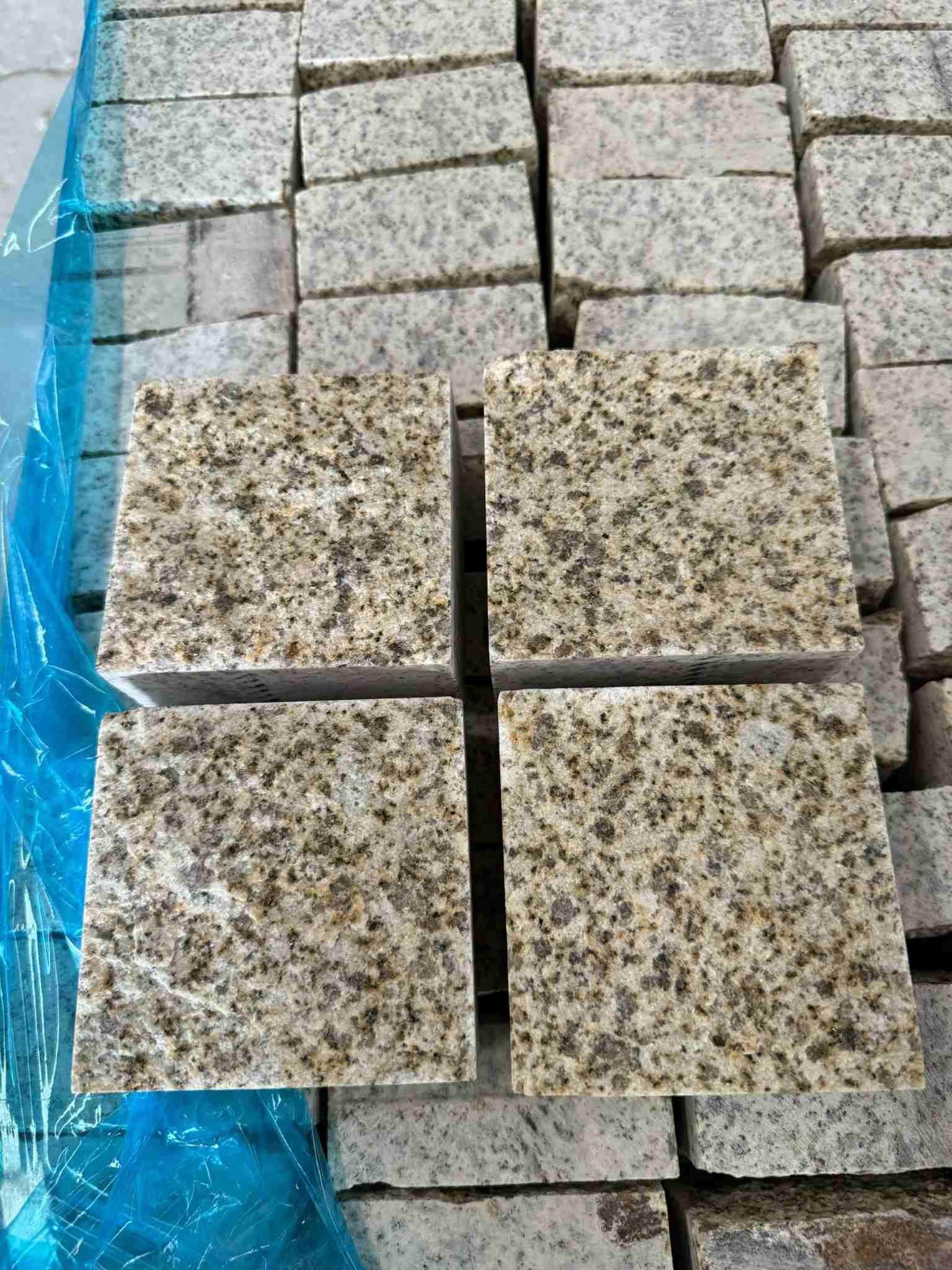 唐山 黄金麻花岗岩自然面小方块，弹石，马蹄石等