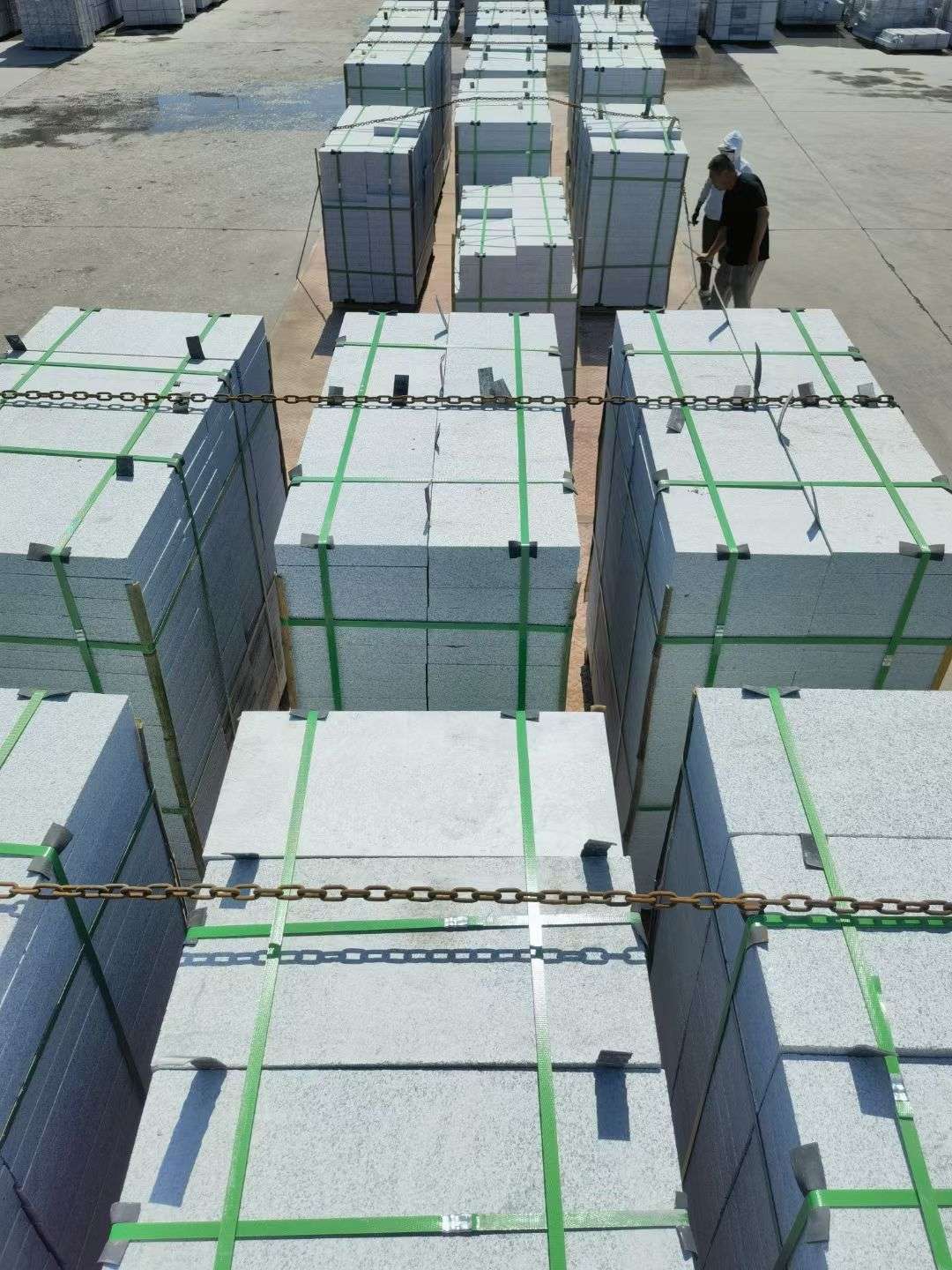 唐山 芝麻白花岗岩5公分地铺石 花岗岩厂家工厂装车日常