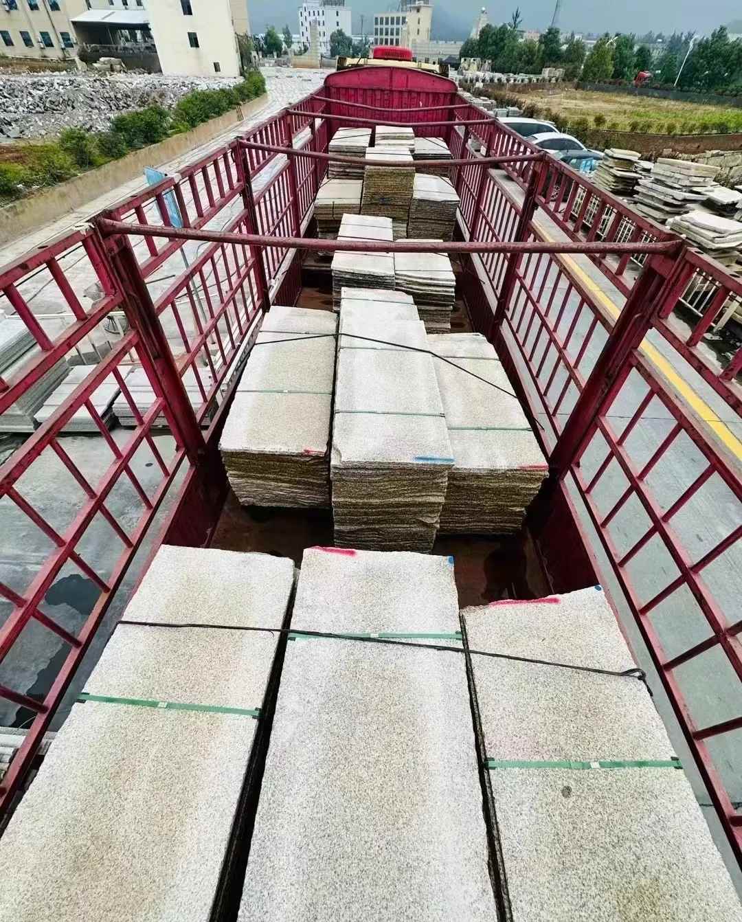 唐山 黄金麻花岗岩荔枝面，光面毛板装车完成