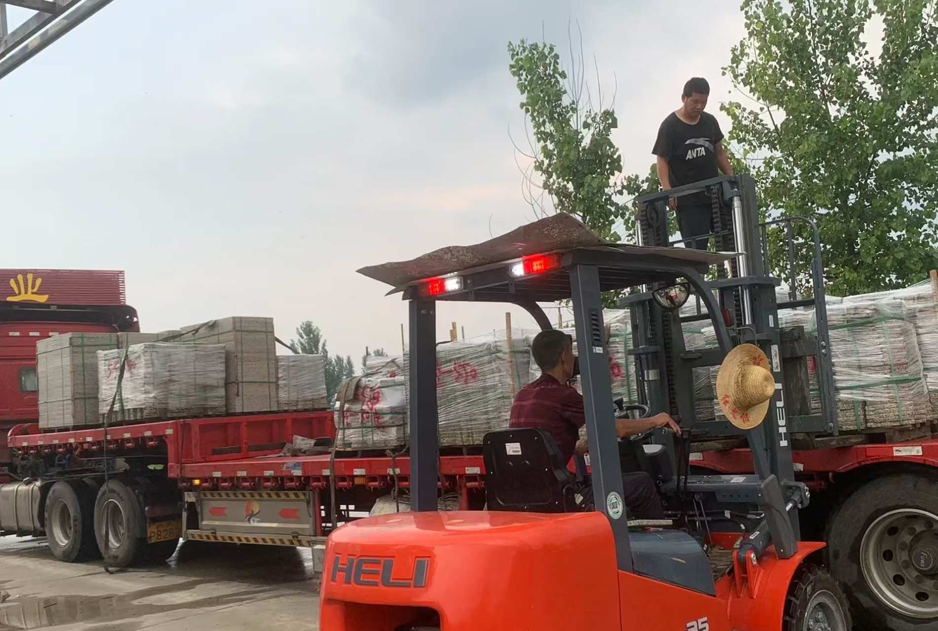 唐山 黄金麻冰裂纹，地铺石装车