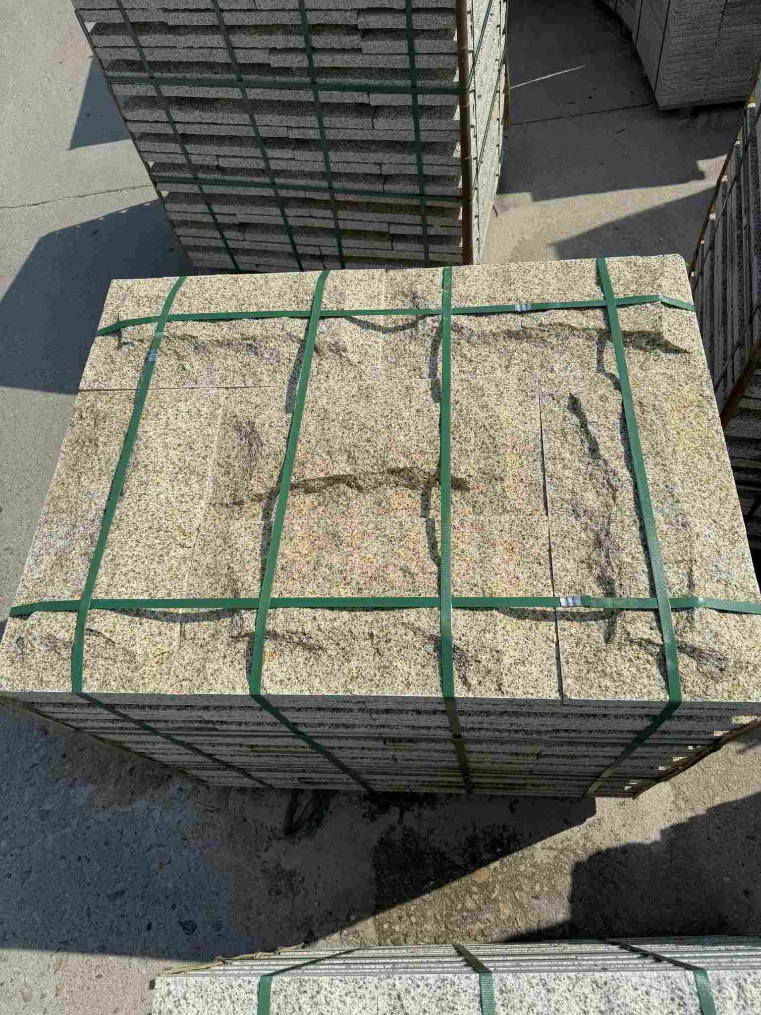 唐山 黄金麻花岗岩石材自然面蘑菇石成品