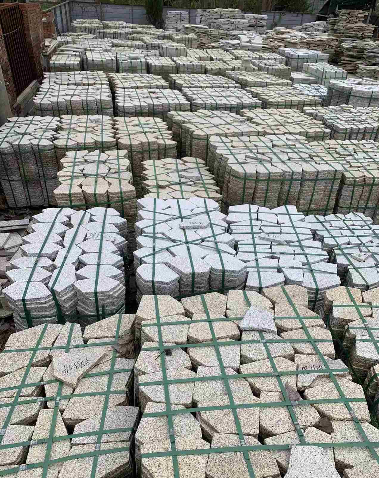 唐山 黄金麻白麻花岗岩荔枝面地铺石(冰裂纹)