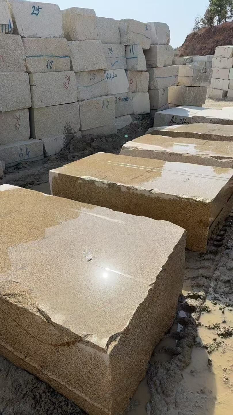 唐山 黄金麻方料堆场洗料分选中，原材料充足