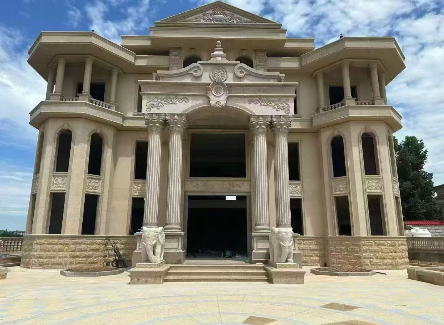 唐山 黄金麻别墅外墙干挂，大柱，大象，蘑菇石，雕花板