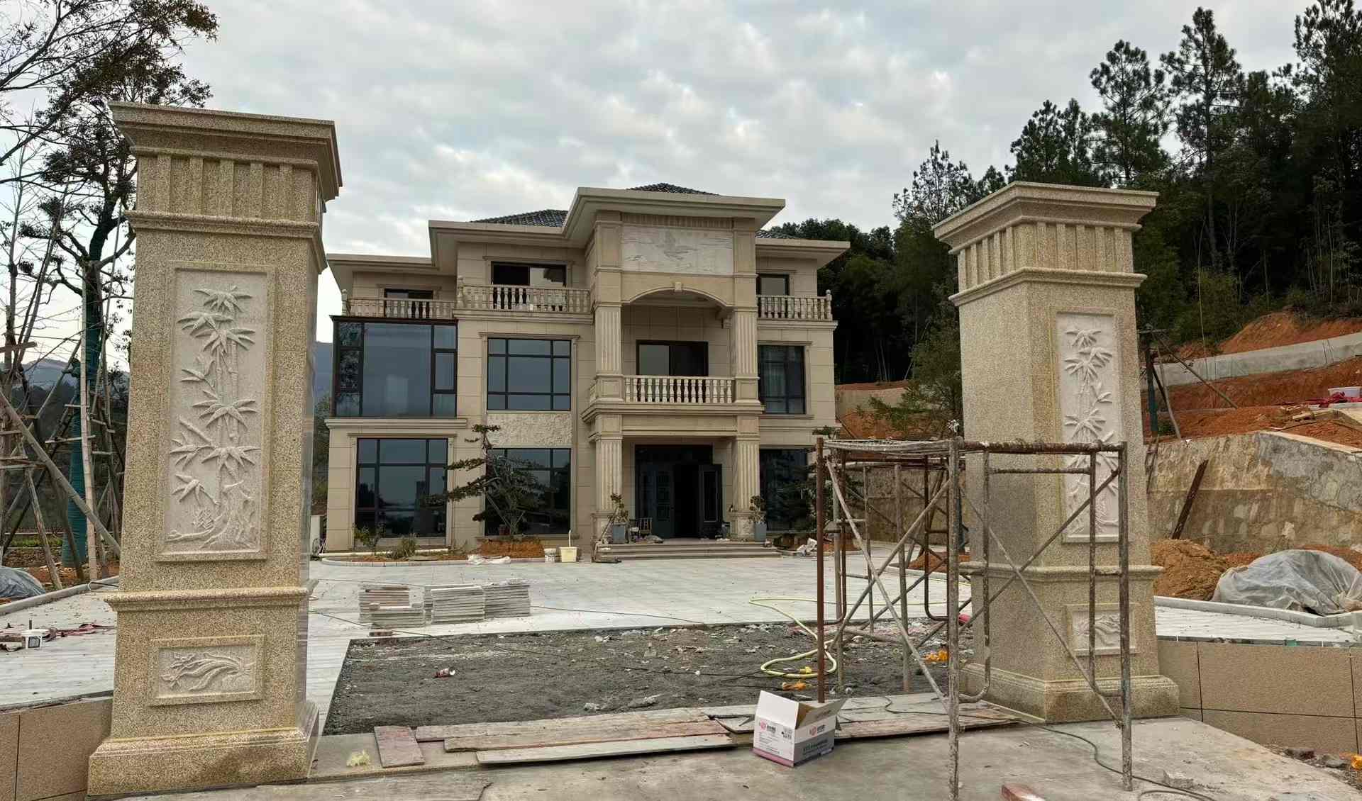 唐山 黄金麻花岗岩别墅雕花外墙干挂配上门口雕花罗马柱