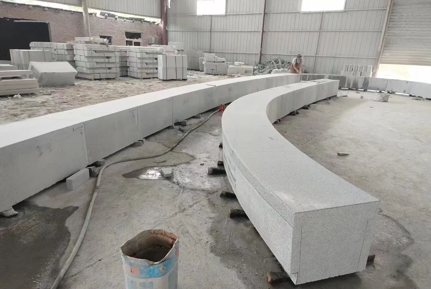 唐山芝麻白花岗岩石板材 园林光面弧形坐凳